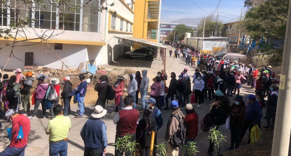 Long queues at the Honorio Delgado Espinoza hospital to make an appointment