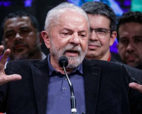 Lula says that his victory "it's just a matter of time" while Bolsonaro attacks the polling companies
