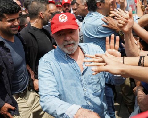 Lula takes a walk with supporters in São Bernardo do Campo