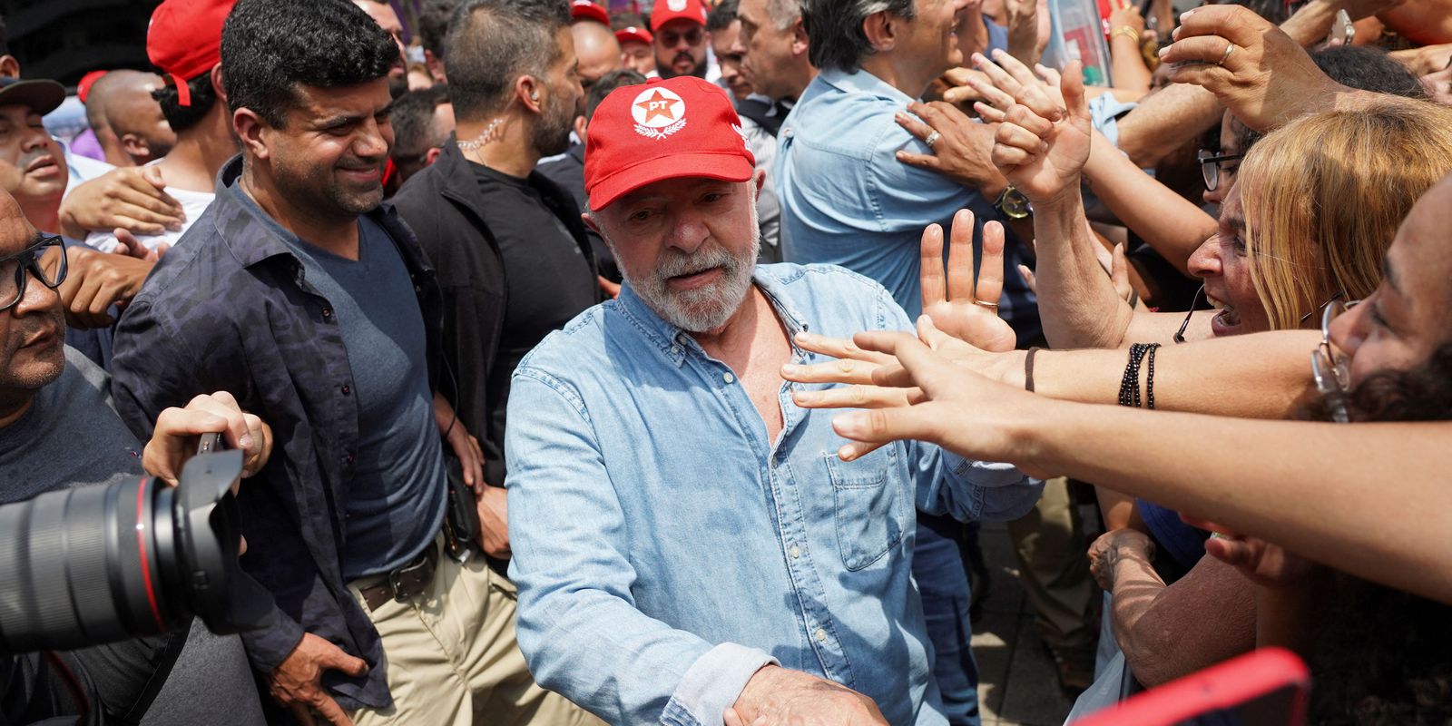 Lula takes a walk with supporters in São Bernardo do Campo