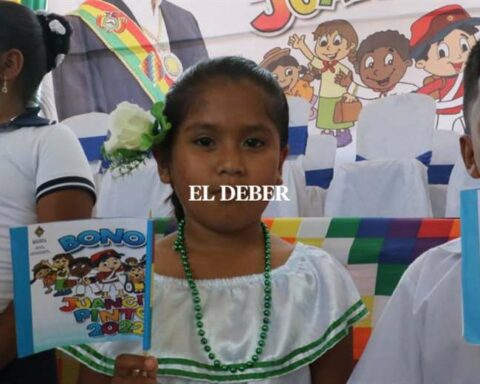 MINUTE BY MINUTE: Despite the strike, the delivery of the Juancito Pinto bonus began in Santa Cruz