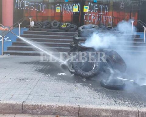 MINUTE BY MINUTE: They put out the burning tires and pick them up at the entrance to Saguapac