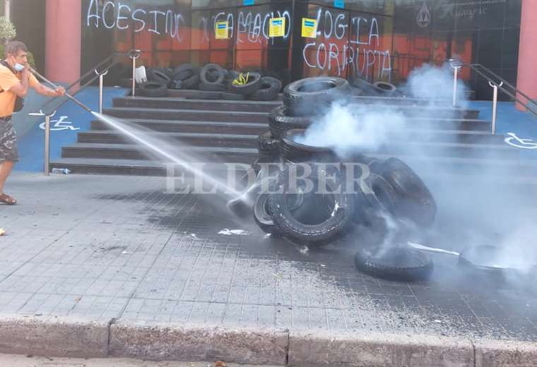 MINUTE BY MINUTE: They put out the burning tires and pick them up at the entrance to Saguapac