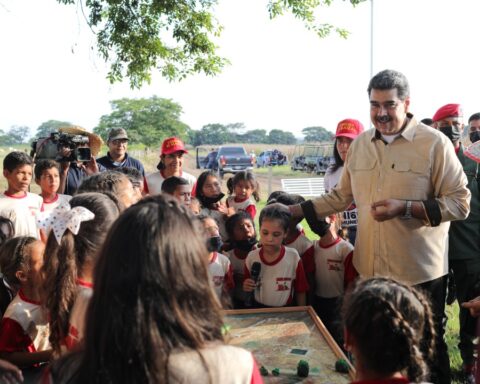 Maduro: we must review all the laws of Popular Power