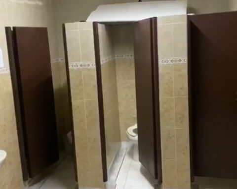 Man shows millionaire sum he earns in a week cleaning in the US