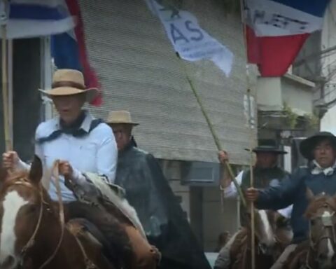 March on horseback in Ciudad Vieja in tribute to the Chilean muleteer