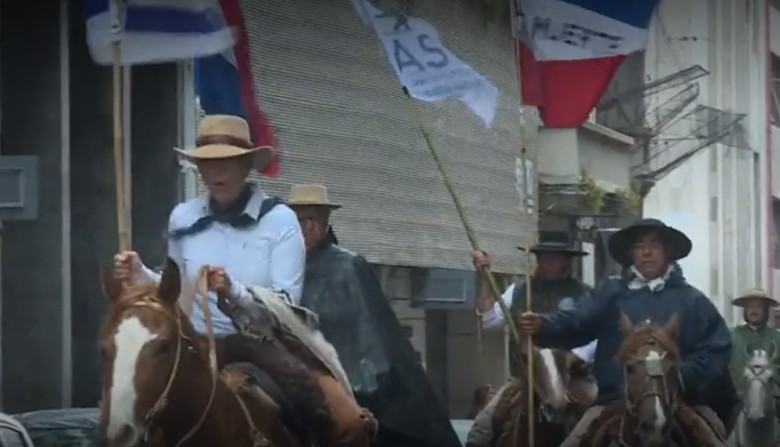 March on horseback in Ciudad Vieja in tribute to the Chilean muleteer