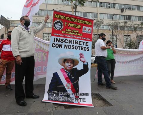 Mass flight due to corruption in the Pedro Castillo Teachers' Party