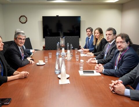 Massa met with economic representatives of the region after signing with the IDB