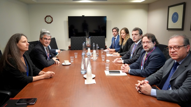 Massa met with economic representatives of the region after signing with the IDB