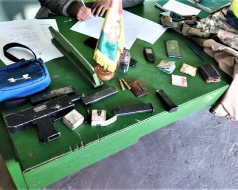 Military had to ask the Police for help to requisition a woman who was carrying a machine gun in her aguayo