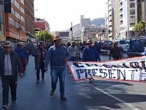 Miners confront their executive and call him submissive and late due to Colquiri's demand