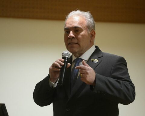 Minister defends new remuneration model in SUS and demands industry