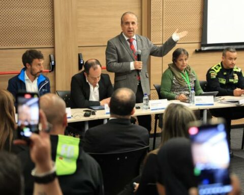 Mintransporte leaves meeting with motorcyclists to applause