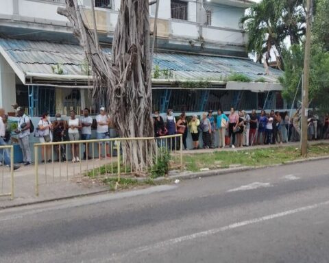 More than 4,000 people on the waiting list to buy dollars at a Cadeca in Havana