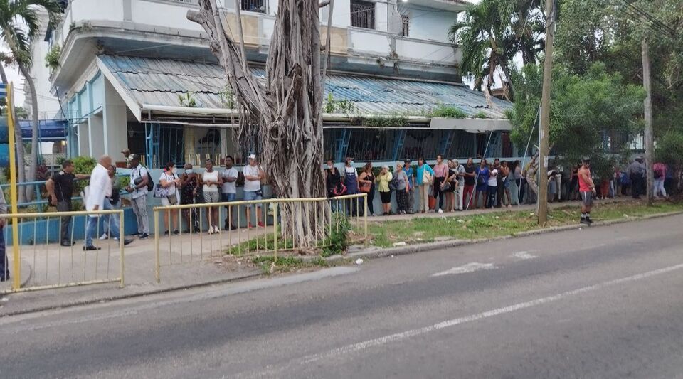 More than 4,000 people on the waiting list to buy dollars at a Cadeca in Havana