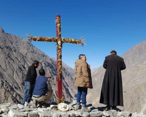 Natacha de Crombrugghe: Cabanaconde prays for the soul of a tourist and they read Pepito's poem