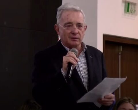 National Government must avoid panic with the tax reform: Álvaro Uribe