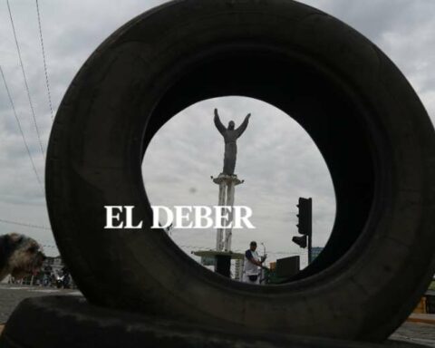 Neighbors reinforce the blockades on streets, avenues and highways, after negotiations with the Government fail