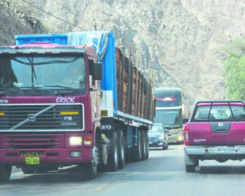 New four-lane highway Lima - La Oroya presents delays