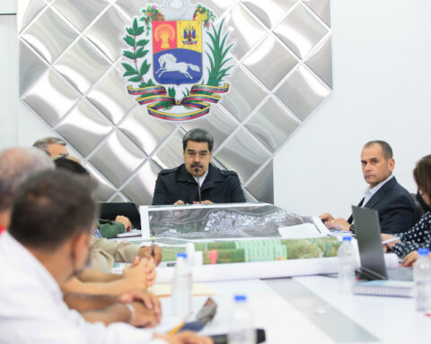 Nicolás Maduro: We have to move forward in an urban restructuring after the rains