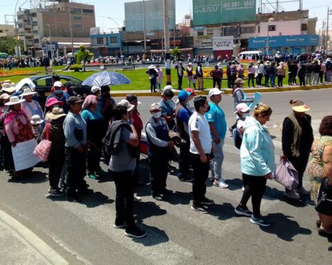 Organizations march in support of President Castillo and closure of Congress in Tacna