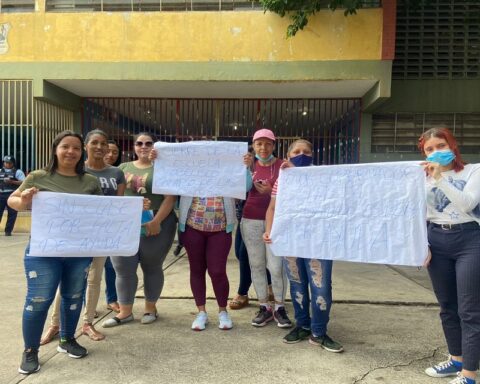 Overflowing sewers affect activities at the Obelisk School of Barquisimeto