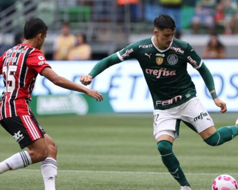 Palmeiras ties after missing a penalty but continues to lead