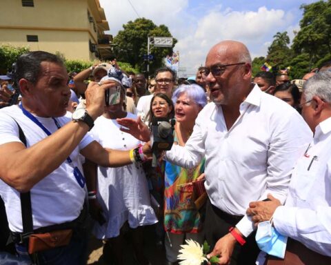 Parliaments of Colombia and Venezuela advocate a total opening of the border