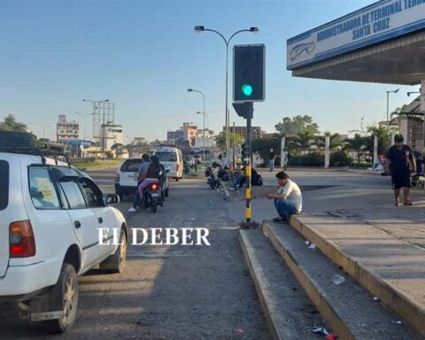 Passengers live a 'viacrucis' to leave Santa Cruz because of the strike