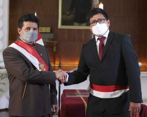 Pedro Castillo announces departure of the Minister of Health, Jorge López, after a 'smurf' report