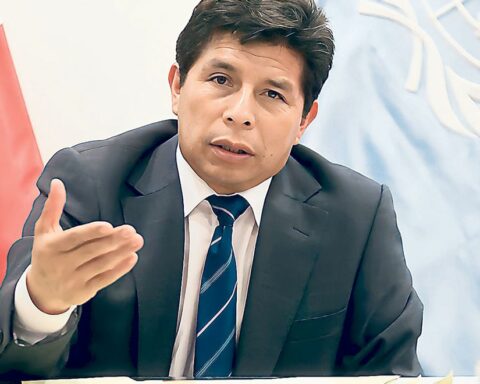 Pedro Castillo: despite criticizing the media, the president greets journalists on his day