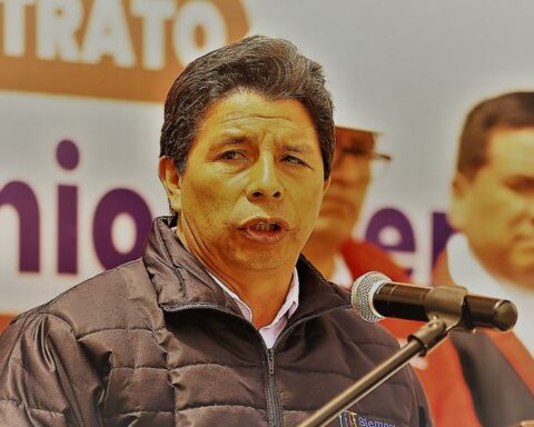 Pedro Castillo is booed when trying to enter a restaurant in Cusco