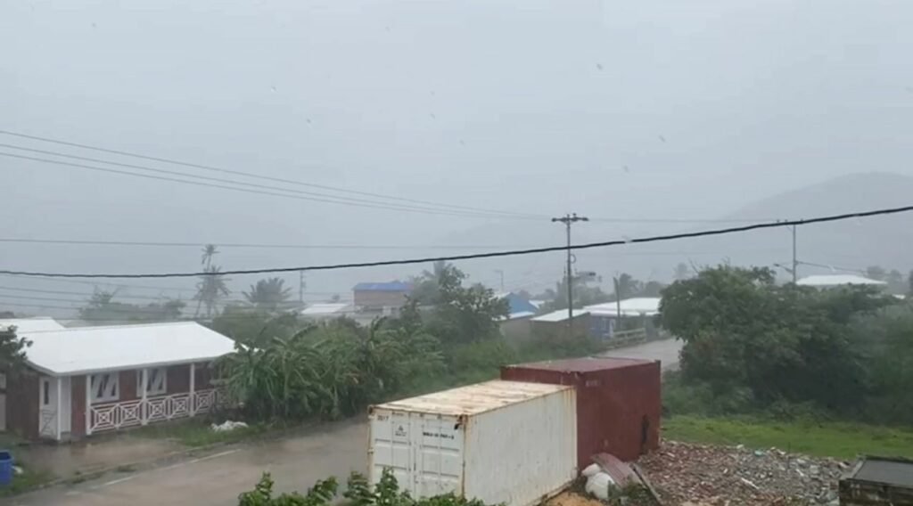 Petro arrives on the island of San Andrés to assess damage after Hurricane Julia