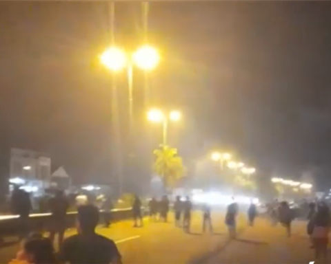 Police contingent takes the road to Warnes, after clashes at a blockade point