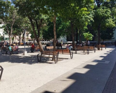 Police sweep vendors from the portals of Havana