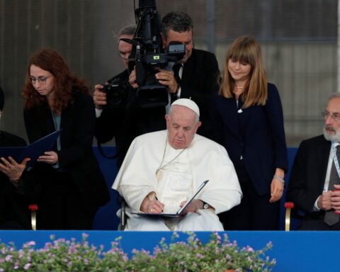 Pope appeals to avert threat of nuclear war in Ukraine