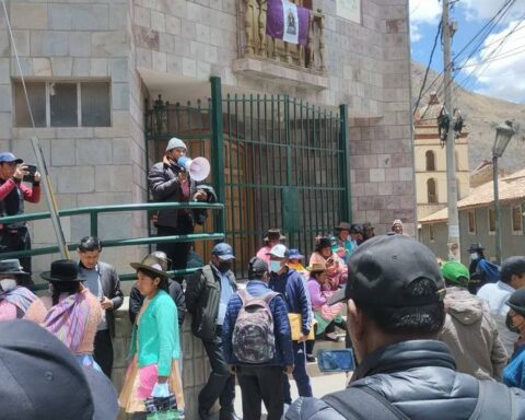 Population of Yauli 'blocks' governor Maciste Díaz due to work stoppage