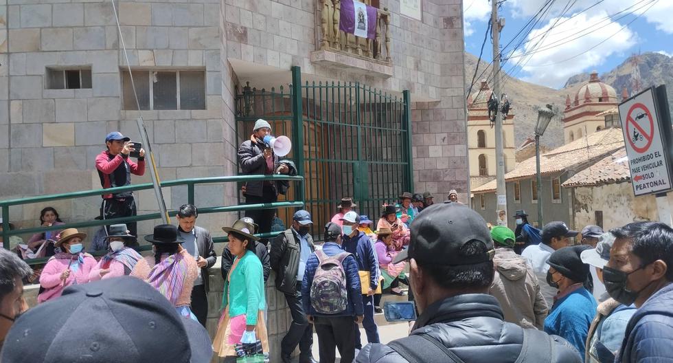 Population of Yauli 'blocks' governor Maciste Díaz due to work stoppage