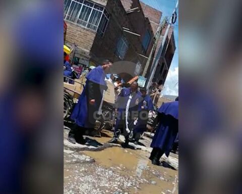 Porters of the walk of the Lord of Miracles suffer hardships due to puddles on the road in Huancayo (VIDEO)
