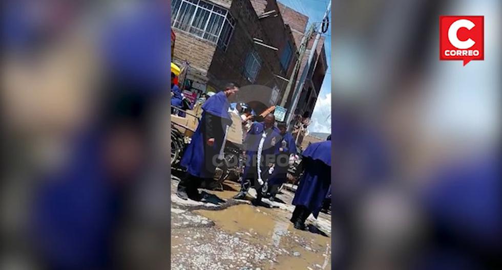 Porters of the walk of the Lord of Miracles suffer hardships due to puddles on the road in Huancayo (VIDEO)