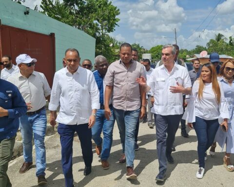 Abinader supervisa trabajos reparación viviendas en Ramón Santana