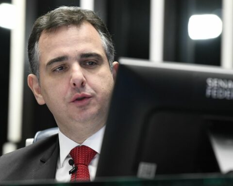 President of the Senate praises democracy and defends electronic voting machines