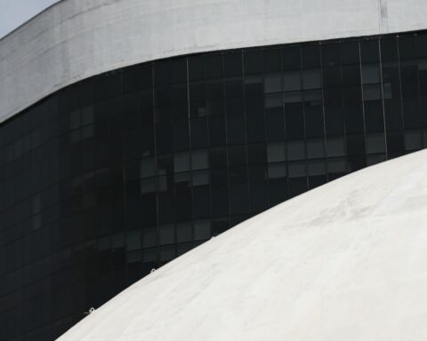 President of the TSE orders the removal of news linking PCC leader to Lula