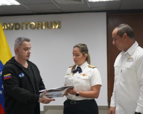 Prosecutor's Office receives defamation complaint against female Conviasa pilots