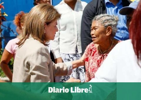 Raquel Peña and Paliza supervise the repair of houses in Samaná