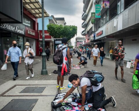 Rebuild life amid immigration procedures: Nicaraguans apply for work permits in the US and Costa Rica