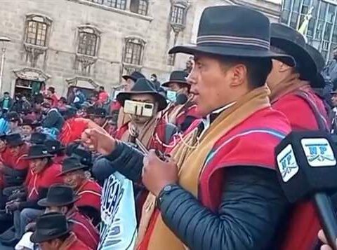 Red ponchos threaten the Government and its parent organization in La Paz