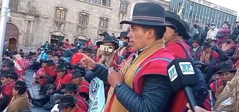 Red ponchos threaten the Government and its parent organization in La Paz