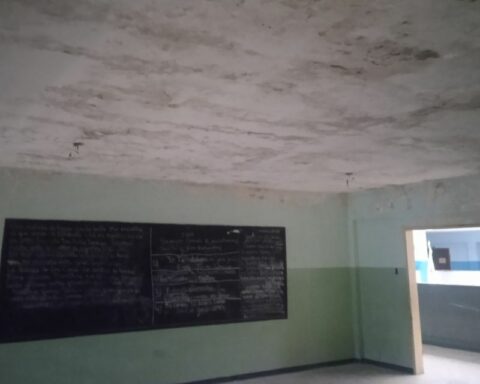 Representatives of the Los Curos School in Mérida ask to repair leaks